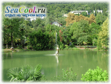 Фото озера в заброшенном парке Абхазии