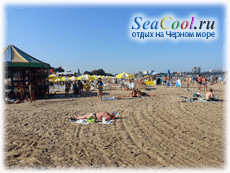 Песок и мелководье - главные достопримечательности центрального пляжа Анапы